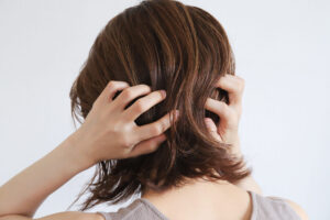 白髪染めってなぜ傷むの？40〜50代女性が後悔しない白髪染めの考え方