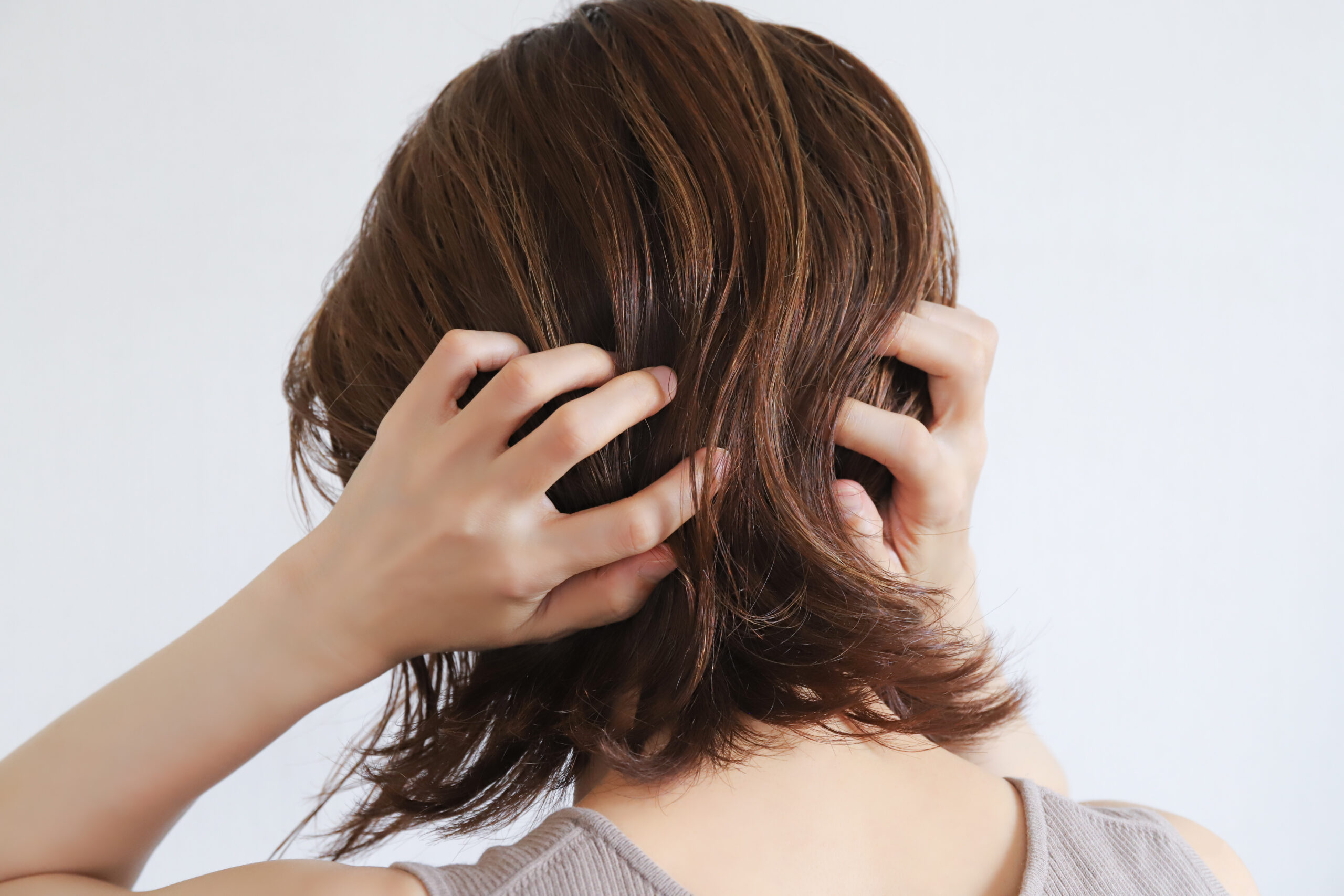 白髪染めってなぜ傷むの？40〜50代女性が後悔しない白髪染めの考え方