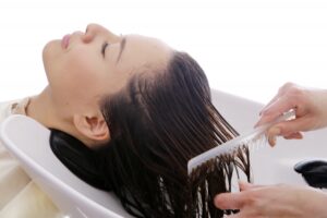 市販カラーと美容室カラーの違いとは？40〜50代女性が後悔しないカラーの選び方